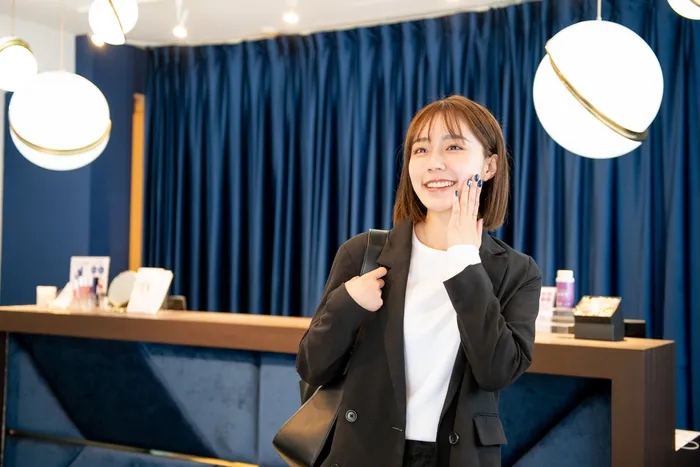 目の下のたるみに悩む女性