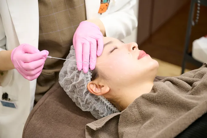 糸リフトの効果を実感する女性